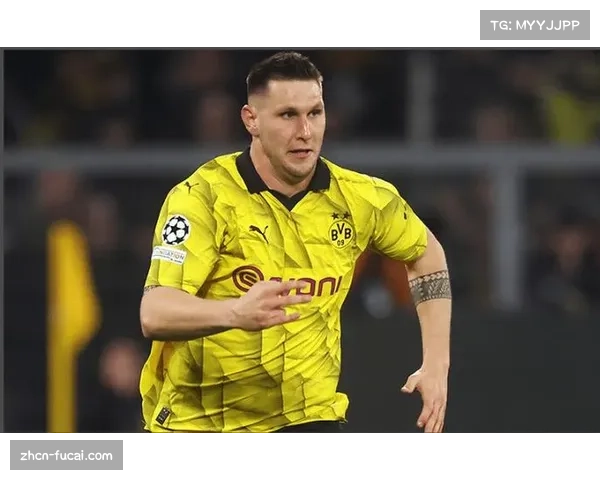 替补席上的目光：聚勒看着场上队友，期待获得机会为多特蒙德争夺前四出力